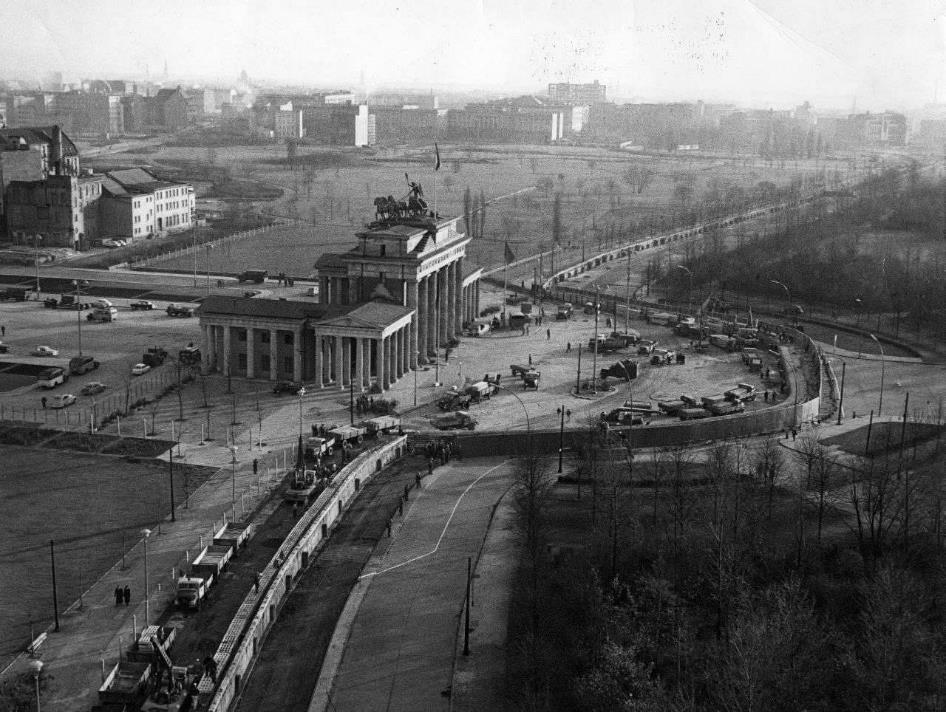 D:\DataFoto\Foto's - Reizen\1985-07 TsjechoslowakijeDDR\Brandenburger Tor (luchtfoto).jpg