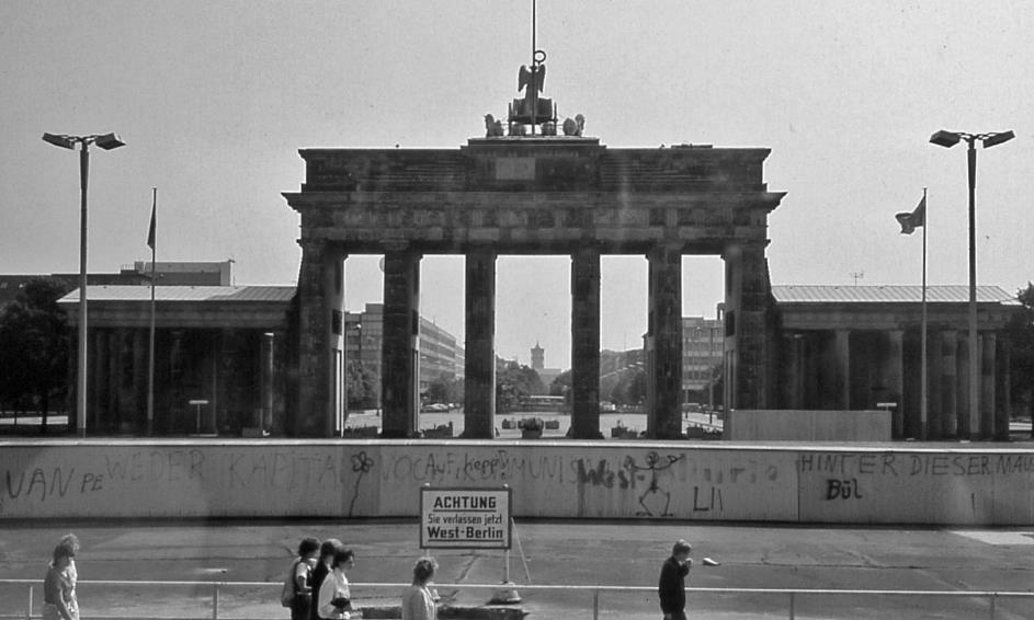D:\DataFoto\Dia's - Reizen\1985-07-16 Tsjechoslowakije - DDR\Brandenburger Tor (1985).jpg