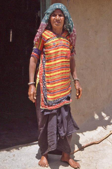 D:\DataFoto\Dia's - Reizen\2006-04-01 Rajasthan - Gujarat (herschikt)\13 Bhirandiyara - Mevrouw Ramatbhai\Best Of\Guja0188y.jpg