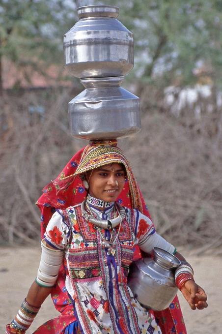 D:\DataFoto\Dia's - Reizen\2006-04-01 Rajasthan - Gujarat (herschikt)\14 Hodka\Best Of\Guja0230y.jpg