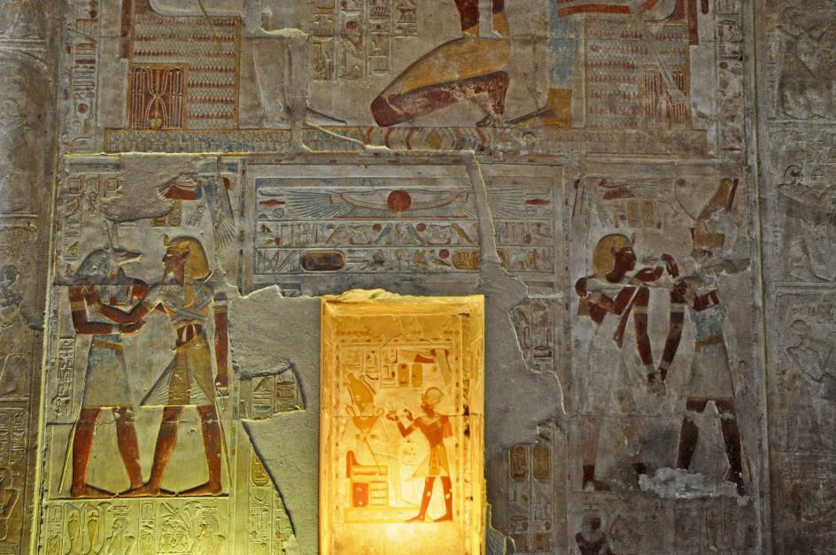 D:\DataFoto\Foto's - Reizen\2010-04-04 Egypte (herschikt)\13 Abydos\Best Of (herschikt 2)\12 Nis met links Wepwawet en Seti\EGYP1345y.jpg