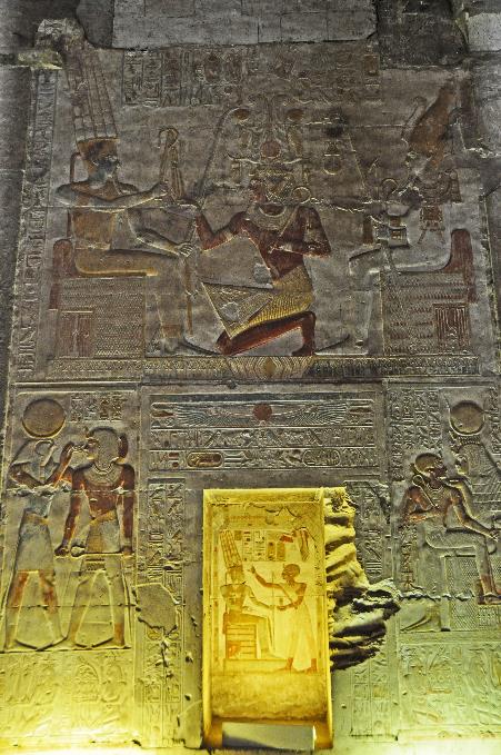 D:\DataFoto\Foto's - Reizen\2010-04-04 Egypte (herschikt)\13 Abydos\Best Of (herschikt 2)\13 Nis met rechts Isis en Seti\EGYP1383y.jpg