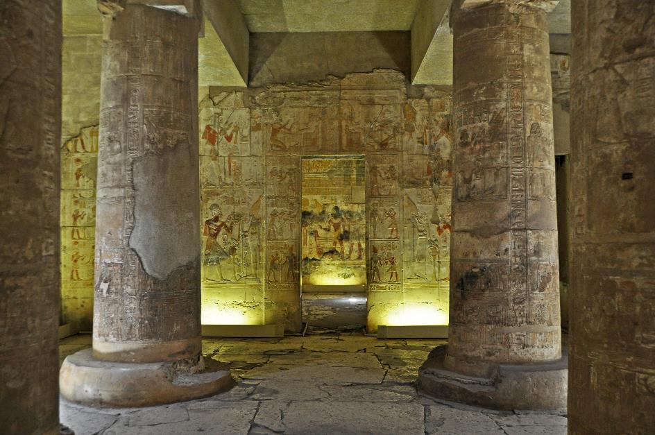 D:\DataFoto\Foto's - Reizen\2010-04-04 Egypte (herschikt)\13 Abydos\Best Of (herschikt 2)\31 Schrijn Osiris - Drie doorgangen\EGYP1376y.jpg