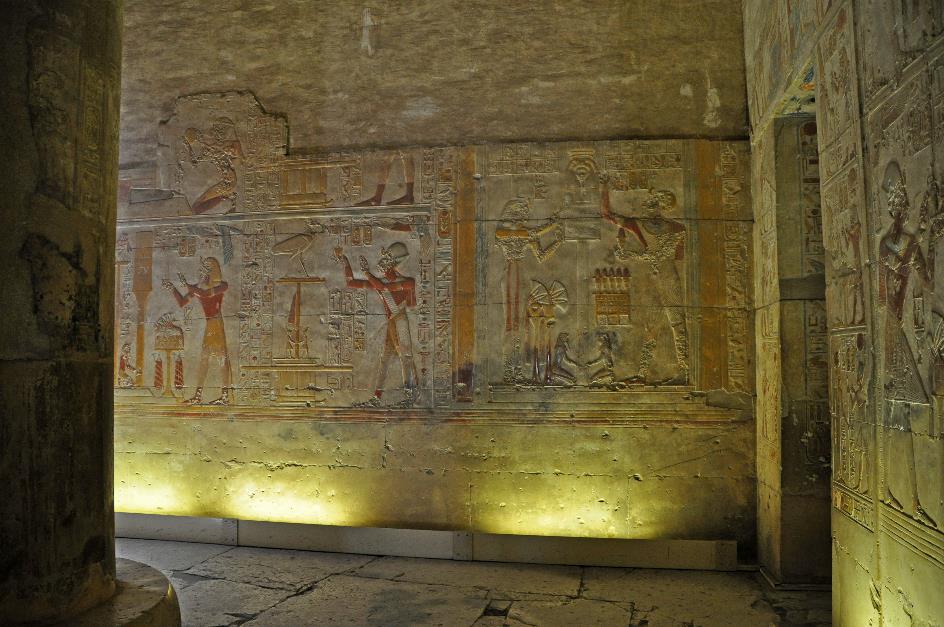 D:\DataFoto\Foto's - Reizen\2010-04-04 Egypte (herschikt)\13 Abydos\Best Of (herschikt 2)\31 Schrijn Osiris - Drie doorgangen\EGYP1357y.jpg